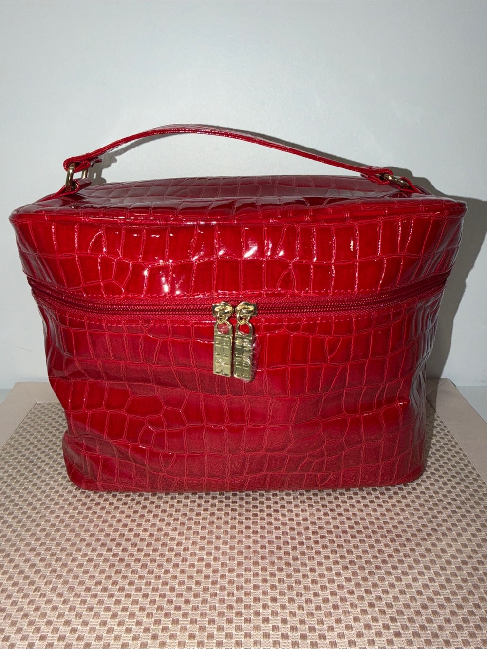 Elizabeth Arden Pebbled Patent Faux Leather Gold Tone Large Cosmetics Bag